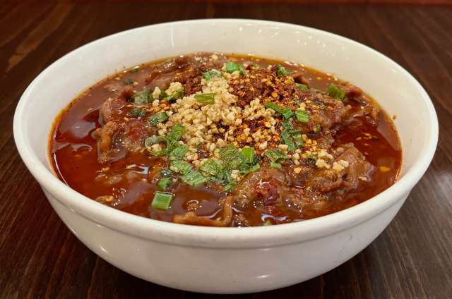 beef & napa cabbage w. spicy chili sauce 水煮牛肉片  <img title='Spicy & Hot' align='absmiddle' src='/css/spicy.png' /> <img title='Spicy & Hot' align='absmiddle' src='/css/spicy.png' />